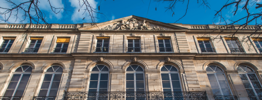 Une image contenant plein air, ciel, bâtiment, façade

Le contenu généré par l’IA peut être incorrect.